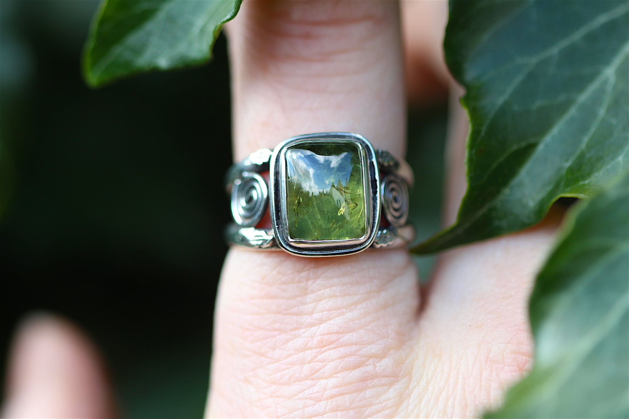 HEARTLANDS Sterling silver Ring with Peridot (UK Size N 1/2 or US size 6 3/4)